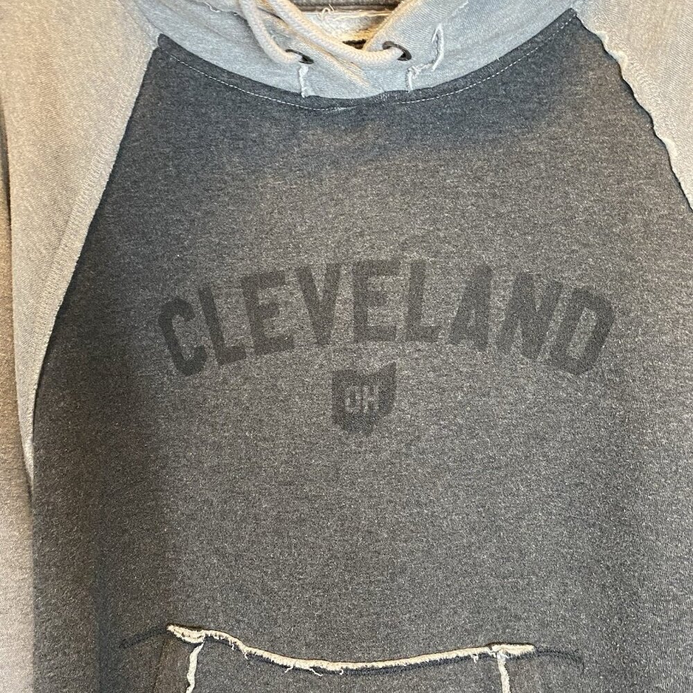 j. america Vintage Cleveland Ohio Hoodie Sweatshirt Distressed Accents Sz Small